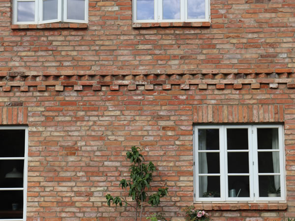 Fassade aus Backstein mit Sprossenfenstern