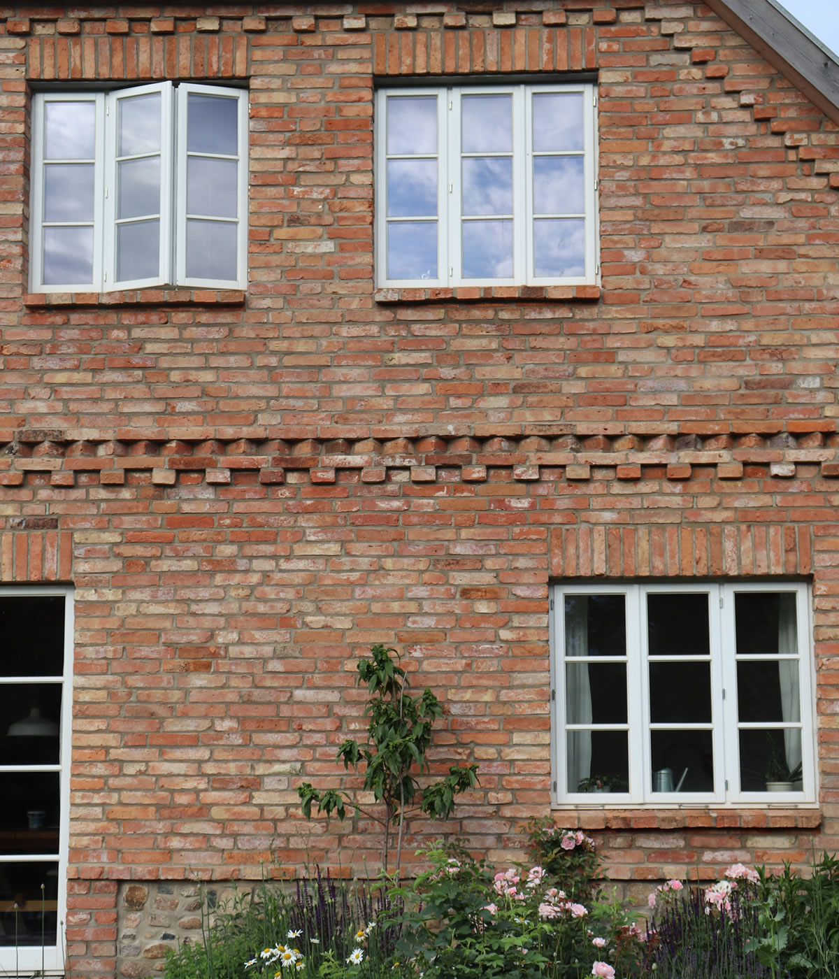 Fassade aus Backstein mit Sprossenfenstern - Englische Cottages aus Celle - Bauunternehmen Alan Berry