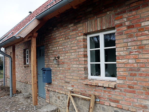 Eingangsbereich des fertiggestellten Cottagehauses - Englische Cottages aus Celle - Bauunternehmen Alan Berry