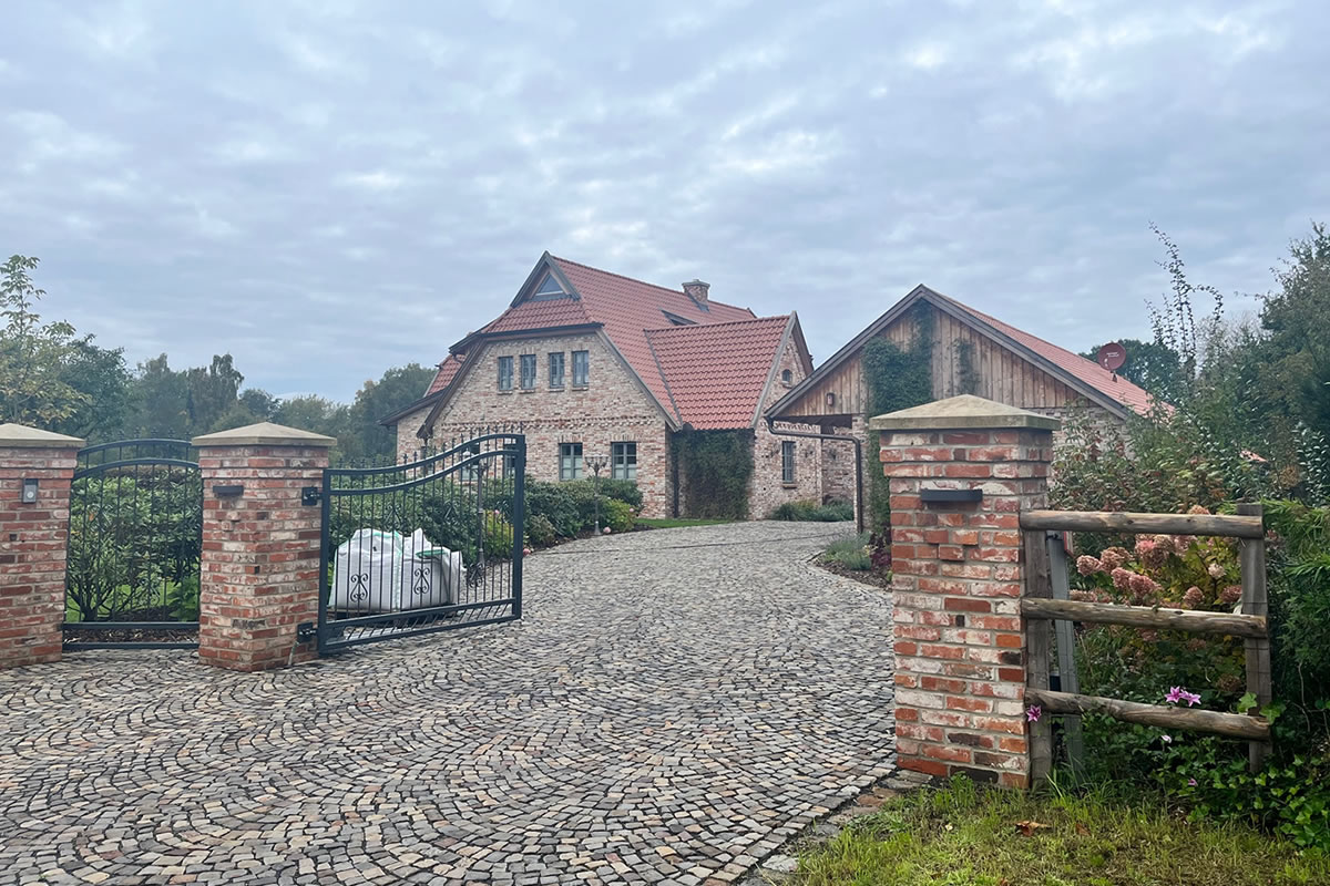 Englisches Landhaus mit Nebengebäuden - Englische Cottages aus Celle - Bauunternehmen Alan Berry