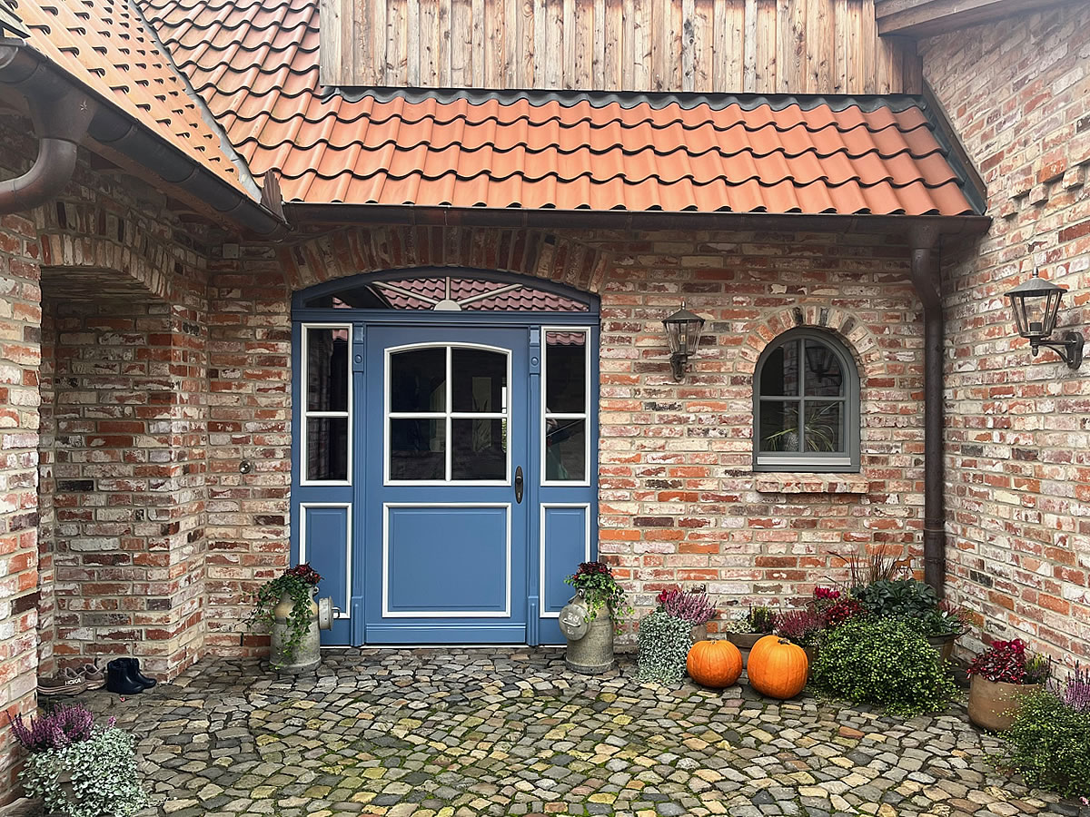 Haustür des englischen Landhauses - Englische Cottages aus Celle - Bauunternehmen Alan Berry