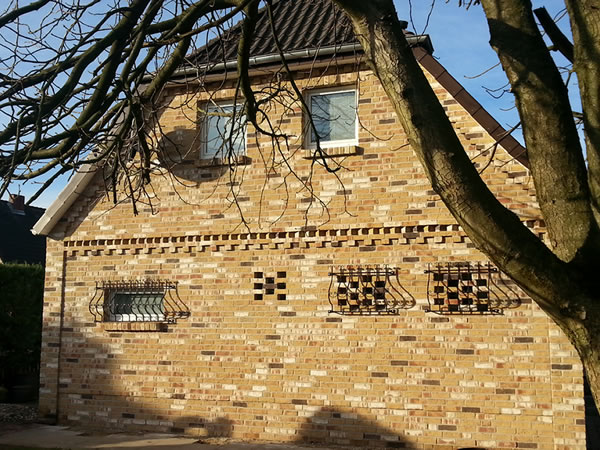 Energetische Dämmung mit Backstein, inklusiv Gartenmauer, in Celle