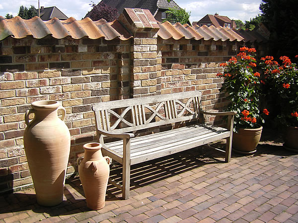 Gartenmauer aus Backstein mit Bank