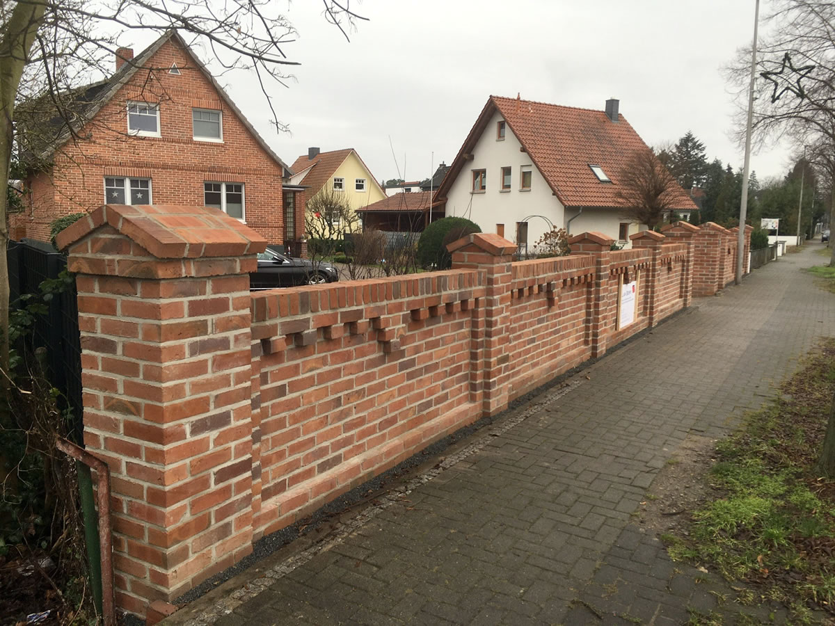 Gartenmauer aus Backstein mit Detailkette - Englische Cottages aus Celle - Bauunternehmen Alan Berry