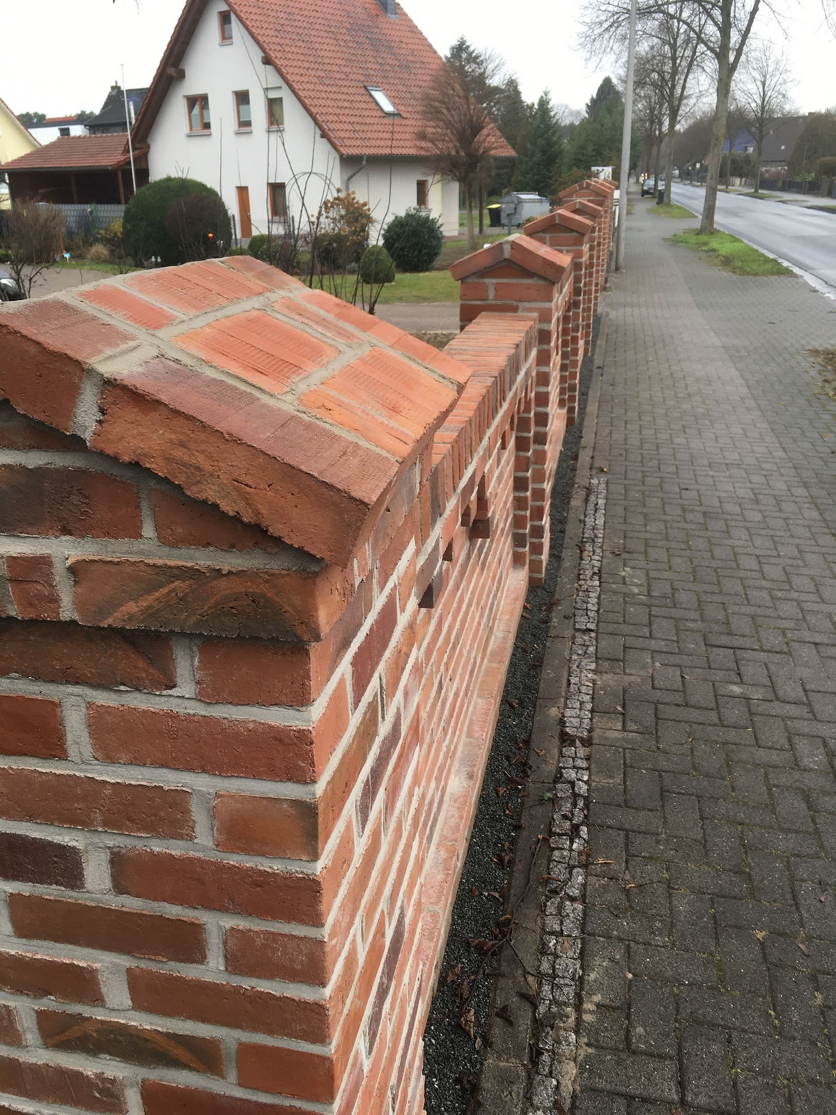 Gemauerter Pfeiler einer Backsteinmauer - Englische Cottages aus Celle - Bauunternehmen Alan Berry