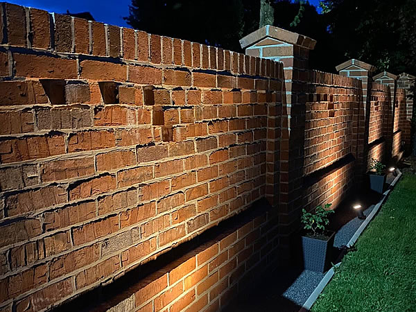 Gartenmauer mit Beleuchtung