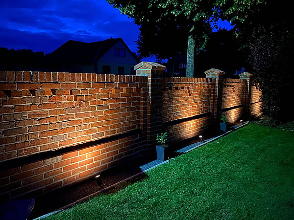 Gartenansicht der Gartenmauer mit Beleuchtung