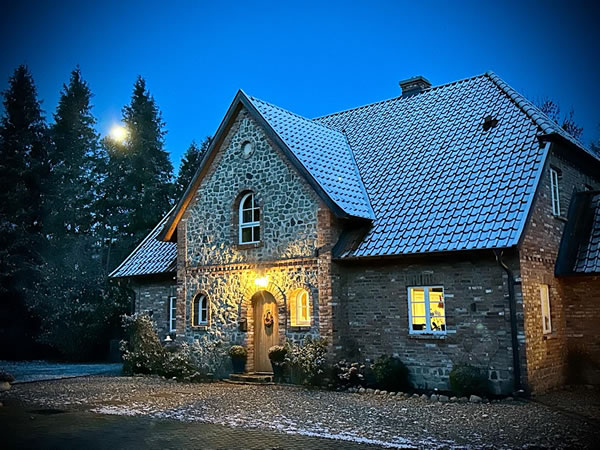 Beleuchtetes Cottage im Winter