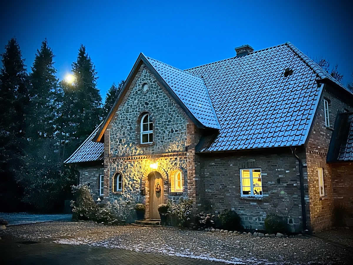 Beleuchtetes Cottage im Winter - Englische Cottages aus Celle - Bauunternehmen Alan Berry