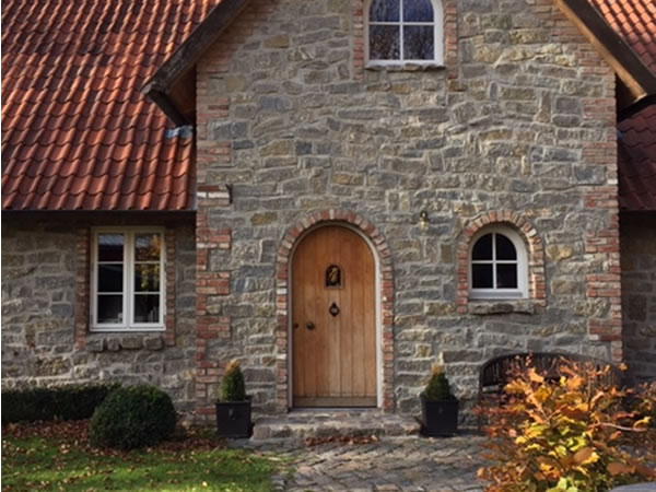 Hauseingang mit Natursteinen und Klinkereinfassung