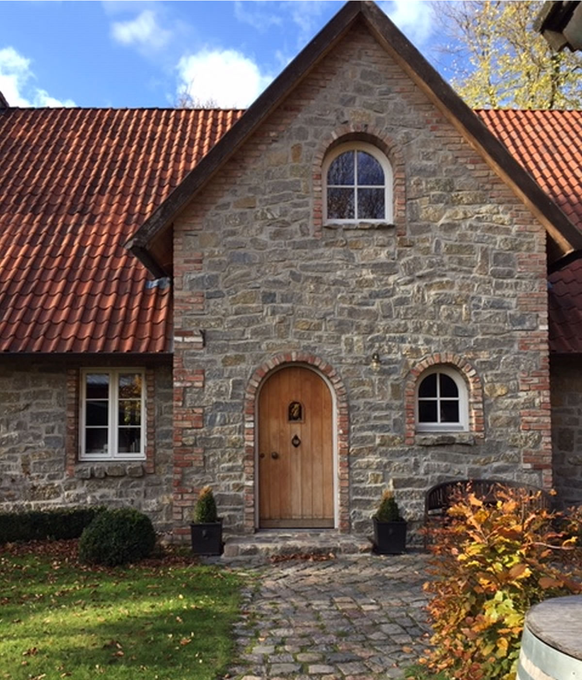 Hauseingang mit Natursteinen und Klinkereinfassung - Englische Cottages aus Celle - Bauunternehmen Alan Berry