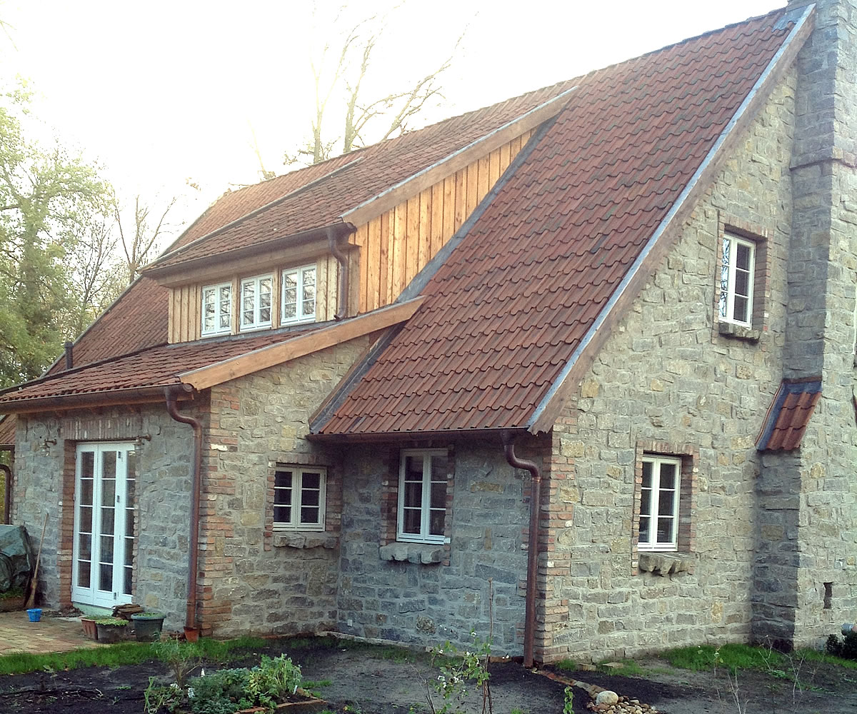 Gartenansicht des Cottagehauses aus Natursteinen - Englische Cottages aus Celle - Bauunternehmen Alan Berry