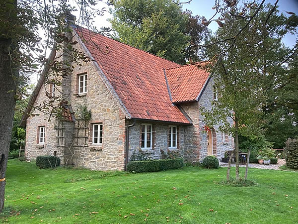 Frontansicht des Cottagehauses aus Natursteinen
