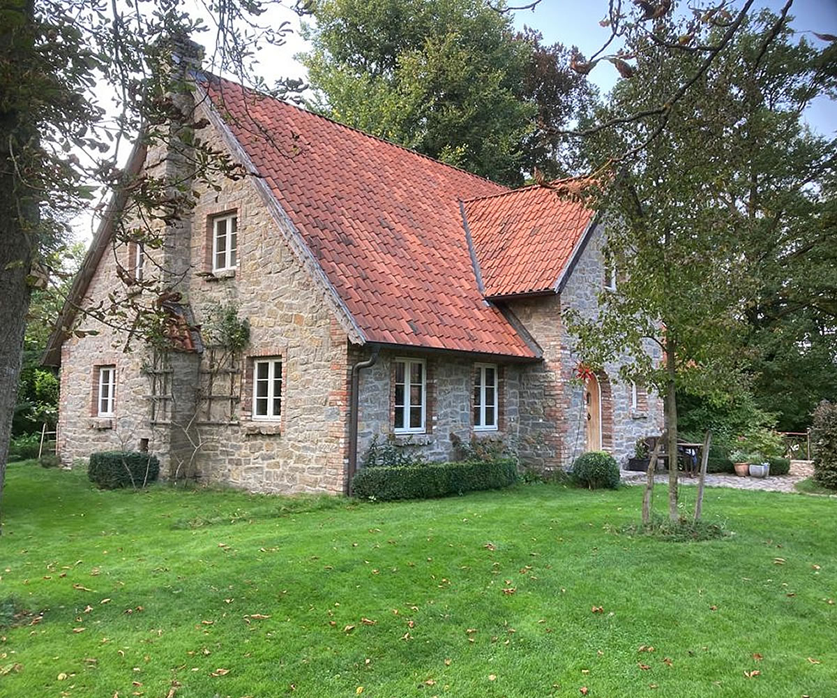 Frontansicht des Cottagehauses aus Natursteinen - Englische Cottages aus Celle - Bauunternehmen Alan Berry