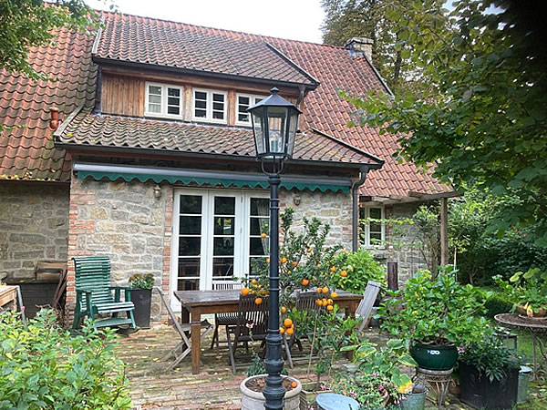 Englisches Naturstein Cottage mit Backsteinterrasse