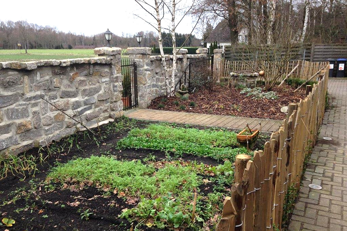 Gartenmauer eines englischen Cottagehauses aus Naturstein - Englische Cottages aus Celle - Bauunternehmen Alan Berry