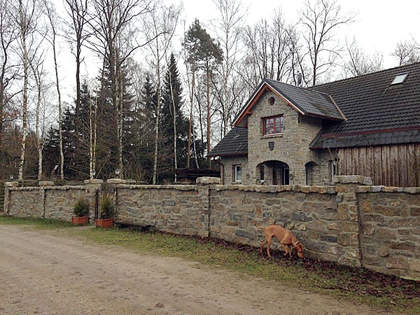 Mauer aus Naturstein, passend zur Cottage Fassade - Englische Cottages aus Celle - Bauunternehmen Alan Berry