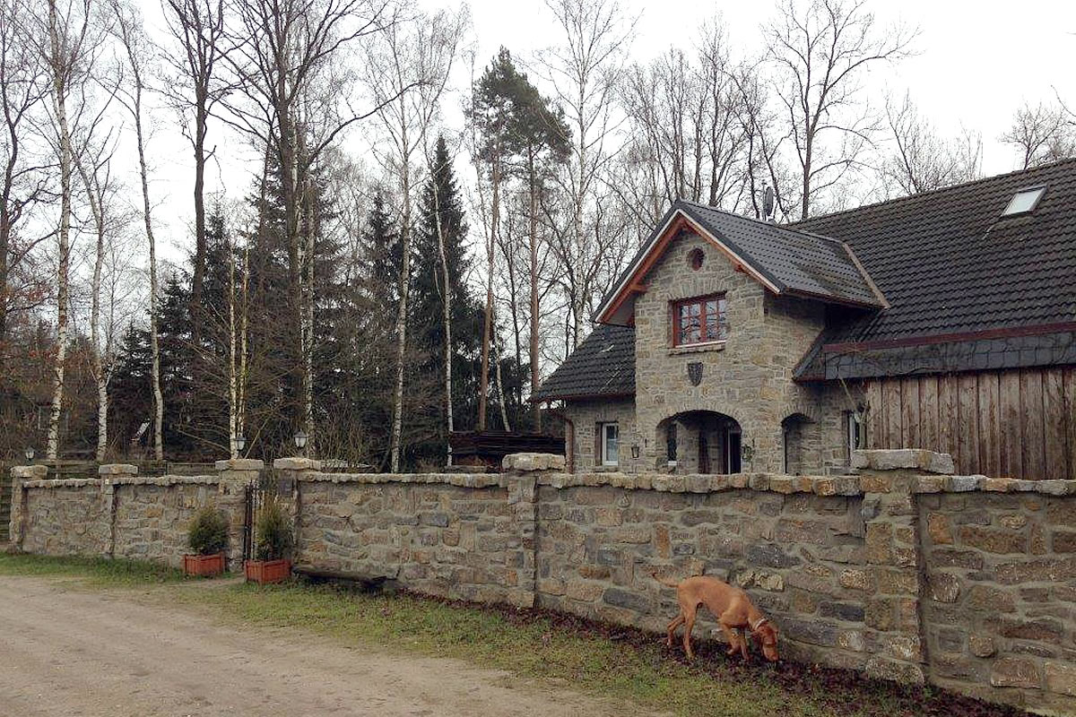 Mauer aus Naturstein, passend zur Cottage Fassade - Englische Cottages aus Celle - Bauunternehmen Alan Berry