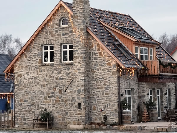 Seitenansicht eines englischen Cottages mit Dachbeleuchtung