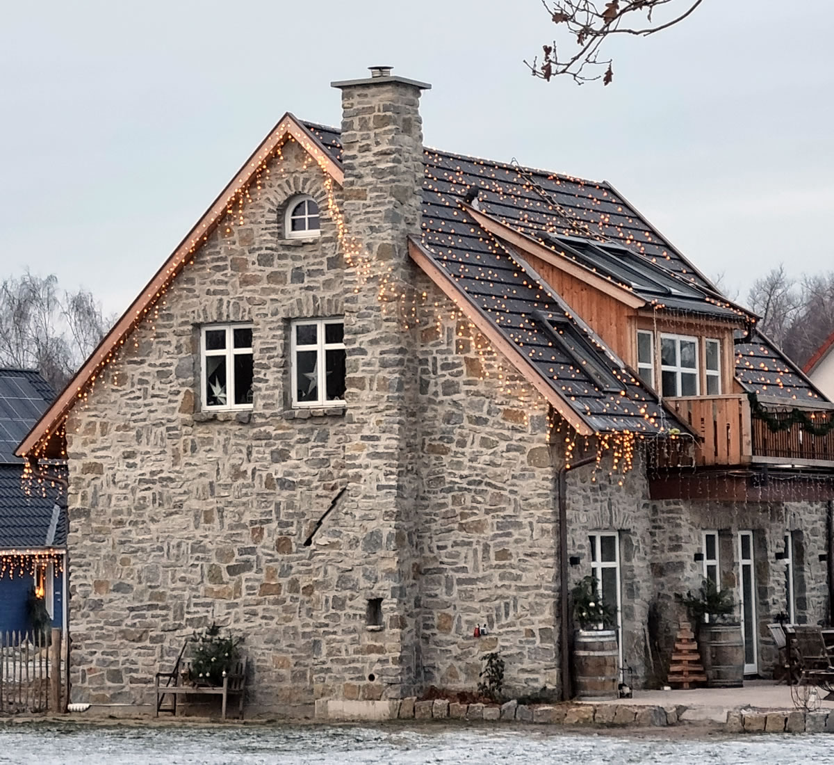 Seitenansicht eines englischen Cottages mit Dachbeleuchtung - Englische Cottages aus Celle - Bauunternehmen Alan Berry