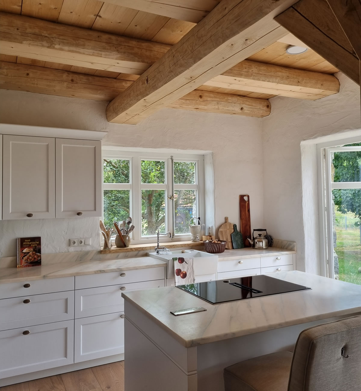 Moderne Küche in einem englischen Cottage mit Deckenbalken und Gartentür - Englische Cottages aus Celle - Bauunternehmen Alan Berry