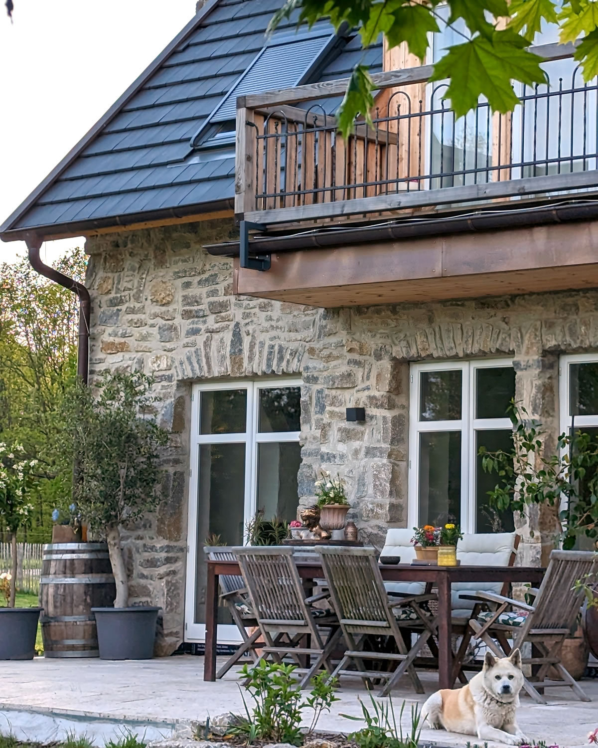 Natursteinterrasse und Balkon harmonieren perfekt zusammen - Englische Cottages aus Celle - Bauunternehmen Alan Berry