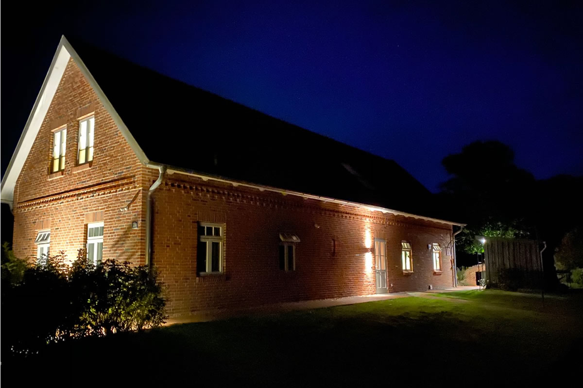 Englisches Cottage mit beleuchteter Fassade - Englische Cottages aus Celle - Bauunternehmen Alan Berry