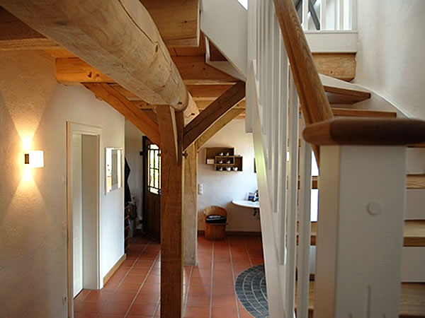 Flur mit Holztreppe im englischen Cottage - Englische Cottages aus Celle - Bauunternehmen Alan Berry