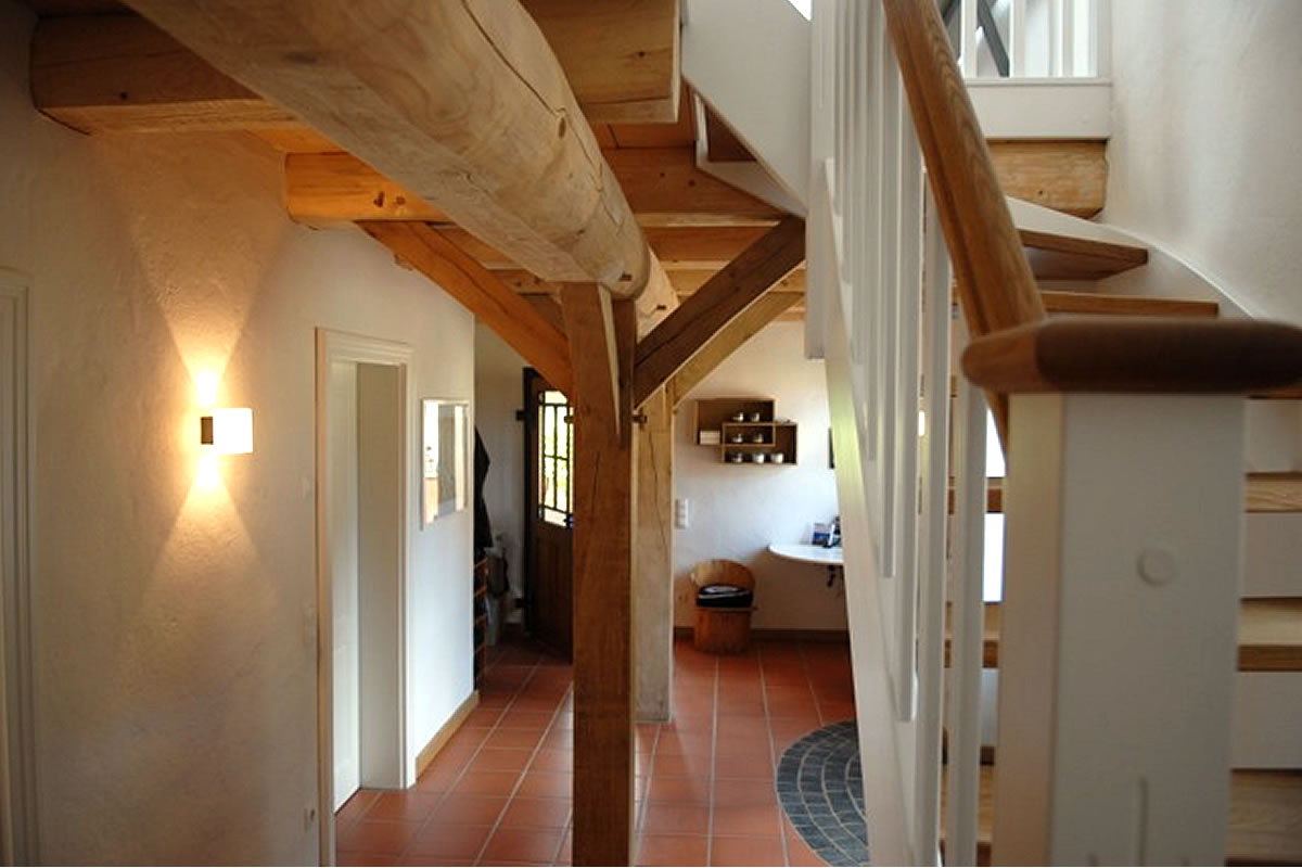 Flur mit Holztreppe im englischen Cottage - Englische Cottages aus Celle - Bauunternehmen Alan Berry