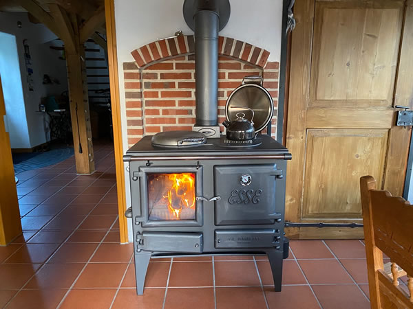 Küchenhexe mit Holzfeuerung und antike Zimmertüren - Englische Cottages aus Celle - Bauunternehmen Alan Berry