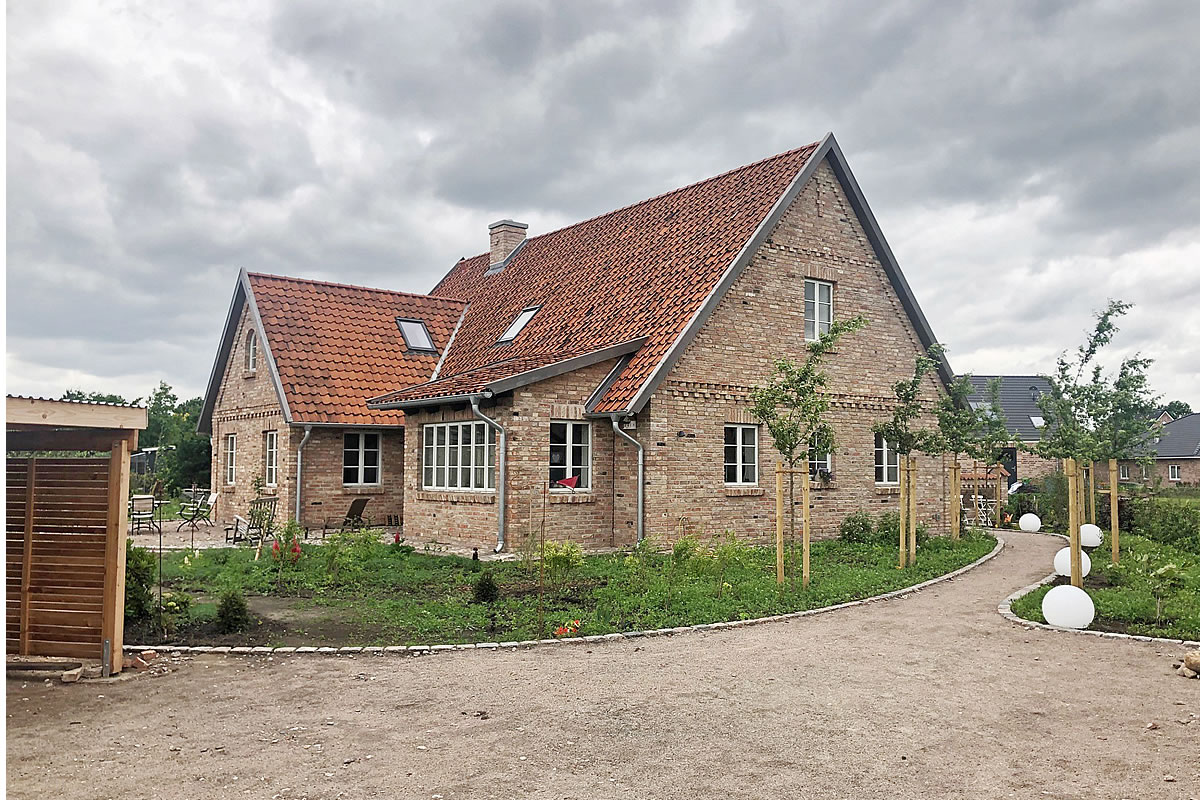 Cottagehaus in Elmshorn mit Carport und Eingangsweg