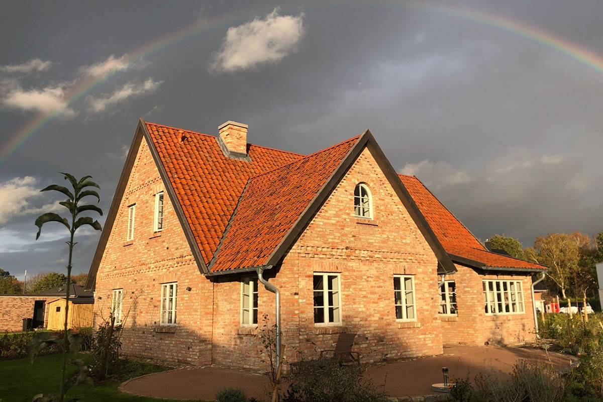 Die detailreiche Klinkerfassade leuchtet in der Sonne - Englische Cottages aus Celle - Bauunternehmen Alan Berry