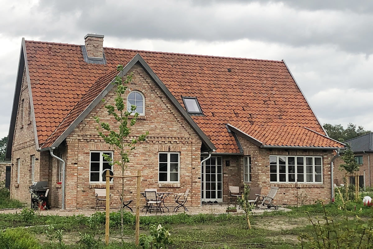 Seitenansicht auf die Terrasse des Cottages - Englische Cottages aus Celle - Bauunternehmen Alan Berry