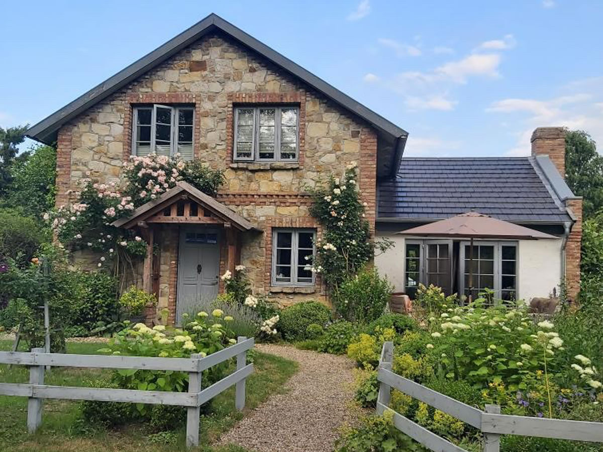 Englisches Landhaus mit Natursteinfassade und Klinker - Englische Cottages aus Celle - Bauunternehmen Alan Berry