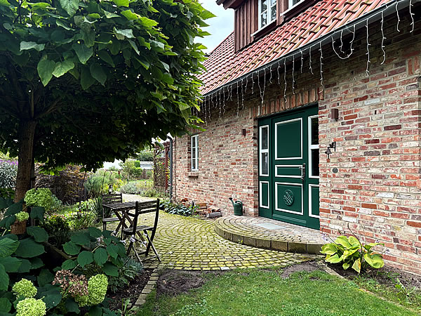 Der Hauseingang hat eine typisch niedersächsische Haustür - Englische Cottages aus Celle - Bauunternehmen Alan Berry