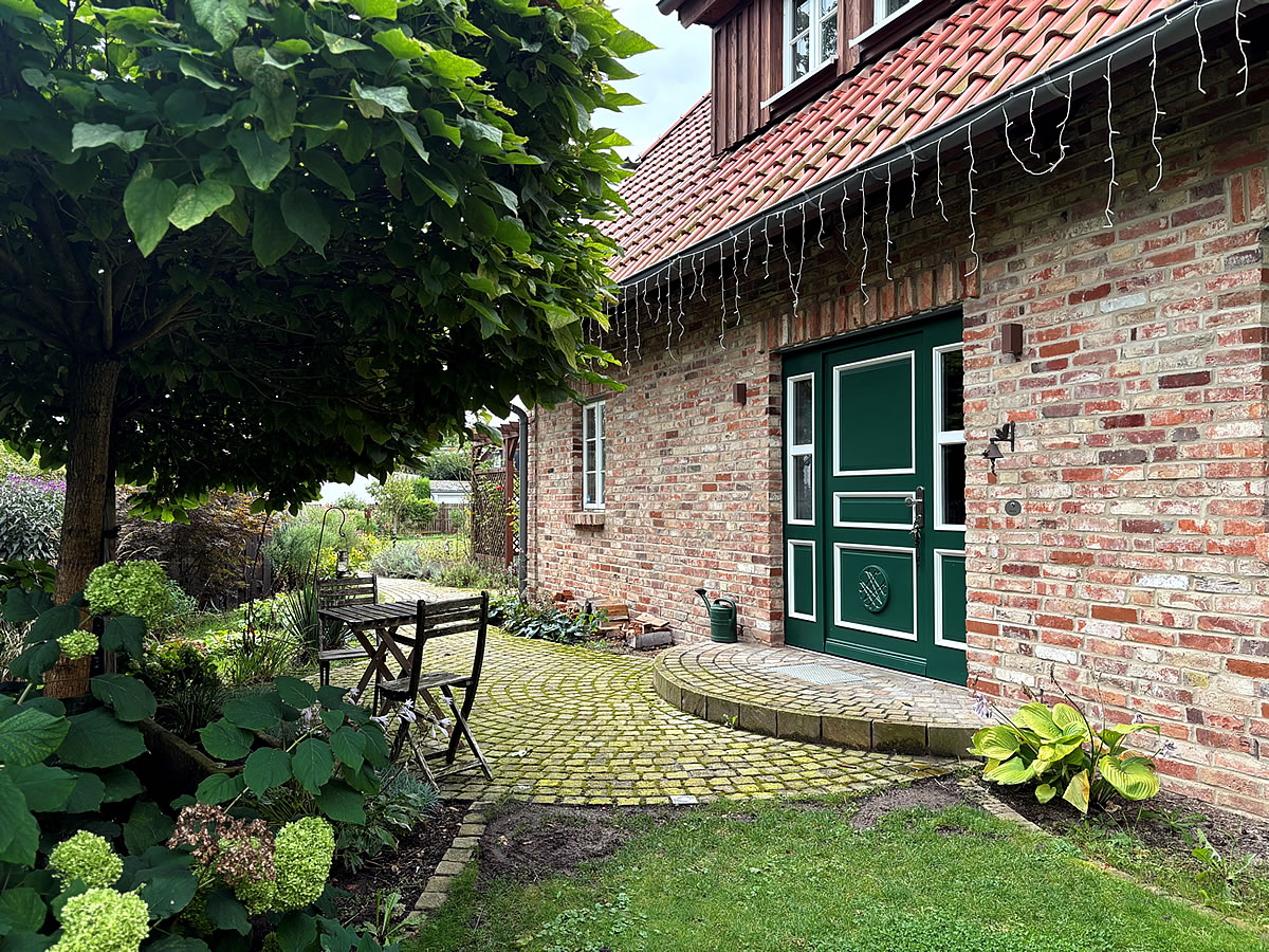 Der Hauseingang hat eine typisch niedersächsische Haustür - Englische Cottages aus Celle - Bauunternehmen Alan Berry