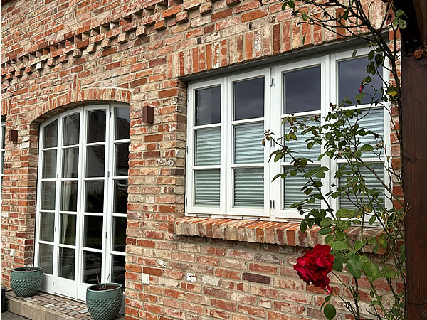 Klinkerfassade mit Stichbogen und harmonierender, gerader Rollschicht über den Fensterelementen - Englische Cottages aus Celle - Bauunternehmen Alan Berry