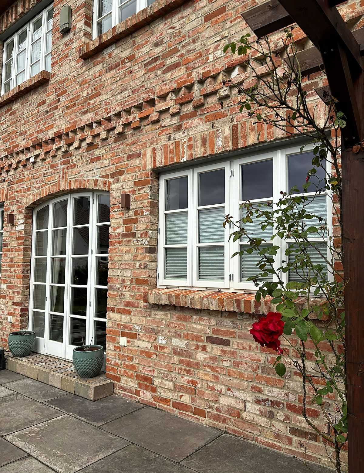 Klinkerfassade mit Stichbogen und harmonierender, gerader Rollschicht über den Fensterelementen - Englische Cottages aus Celle - Bauunternehmen Alan Berry