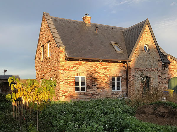 Cottagehaus in der Abendsonne - Englische Cottages aus Celle - Bauunternehmen Alan Berry