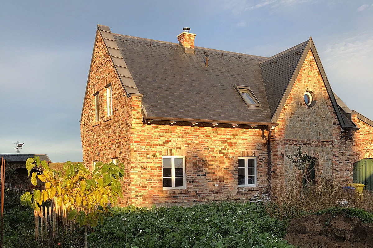 Cottagehaus in der Abendsonne - Englische Cottages aus Celle - Bauunternehmen Alan Berry