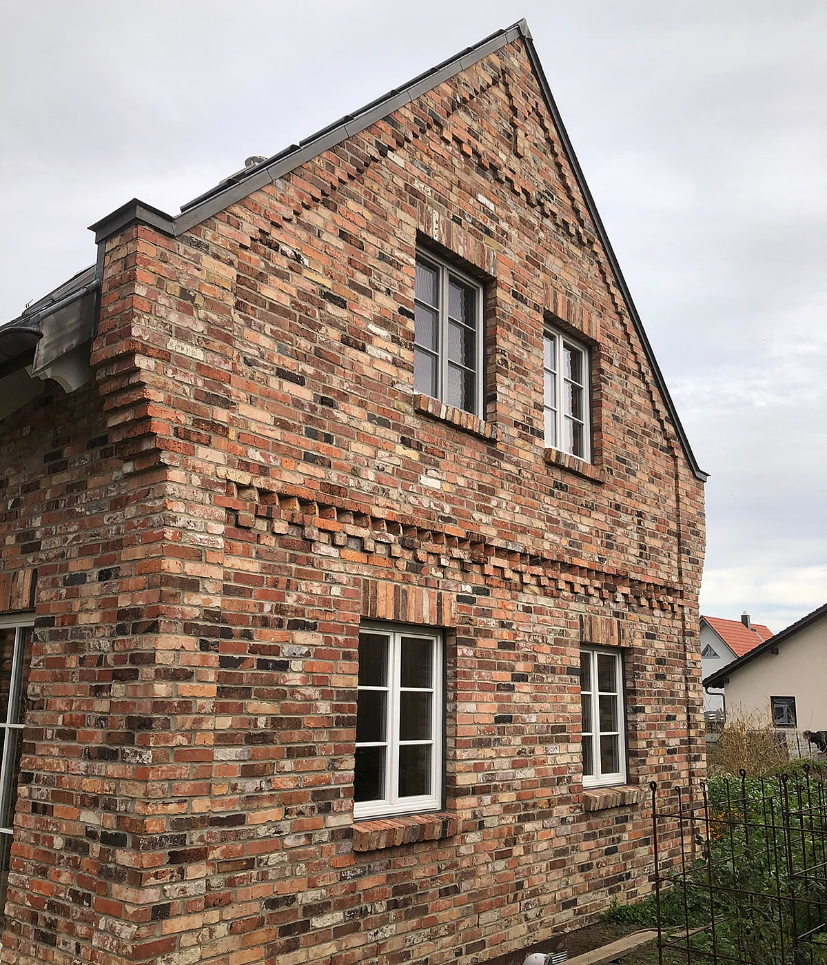 Backsteinfassade mit Detailketten - Englische Cottages aus Celle - Bauunternehmen Alan Berry