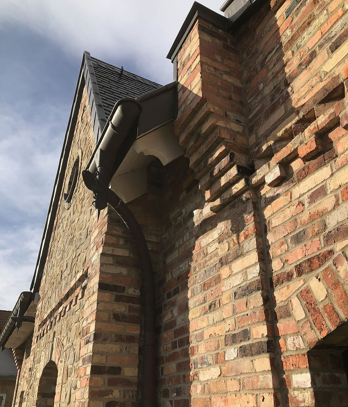 Details der Fassade am Dachübergang - Englische Cottages aus Celle - Bauunternehmen Alan Berry