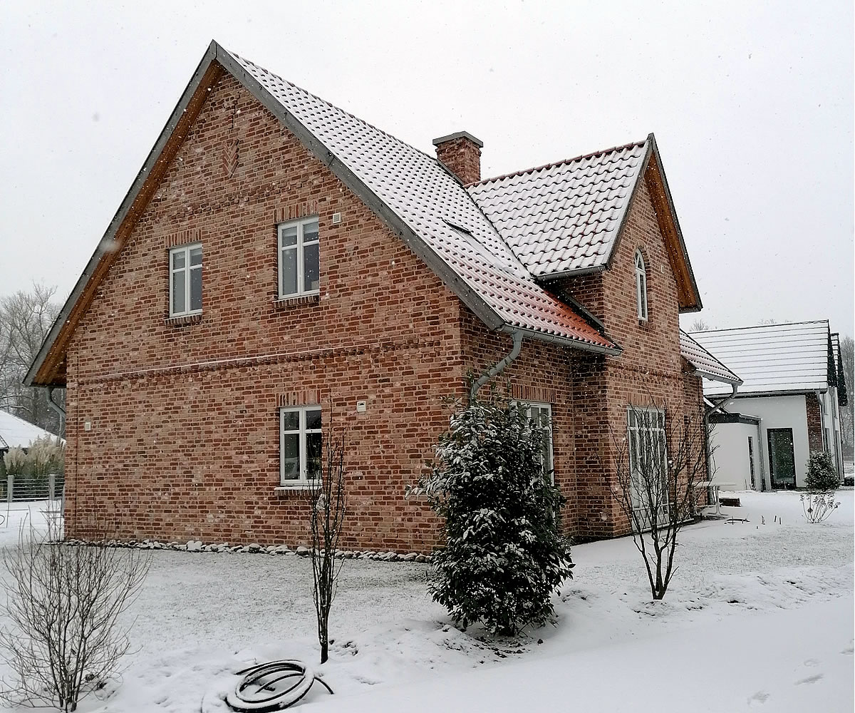 Seitenansicht englisches Landhaus - Englische Cottages aus Celle - Bauunternehmen Alan Berry