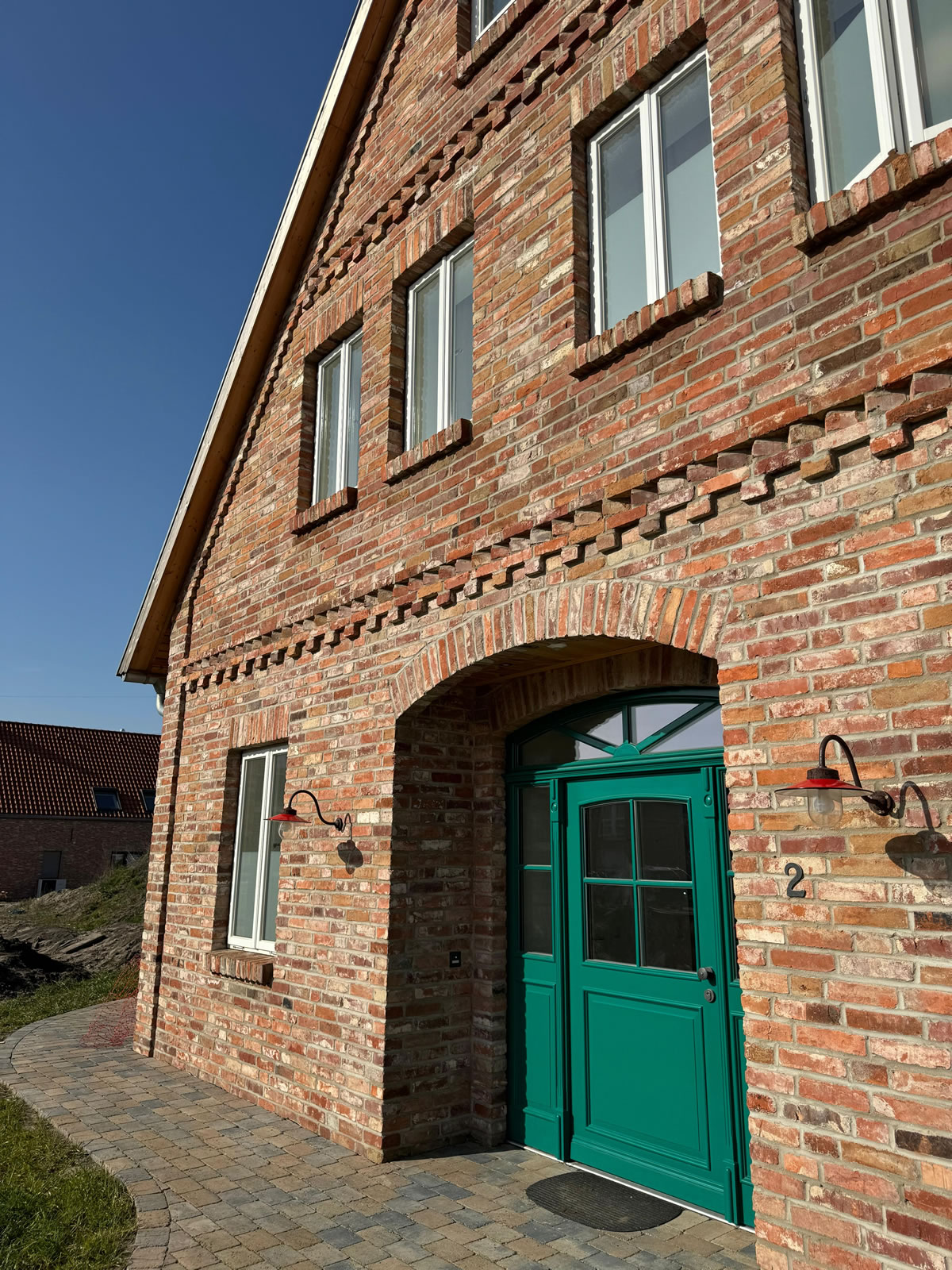 Grüne Haustür im Cottestil, passend zur Backsteinfassade - Englische Cottages aus Celle - Bauunternehmen Alan Berry