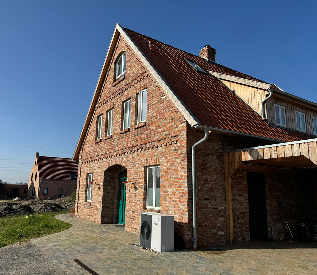 Cottage aus Backstein mit Carport aus Holz - Englische Cottages aus Celle - Bauunternehmen Alan Berry