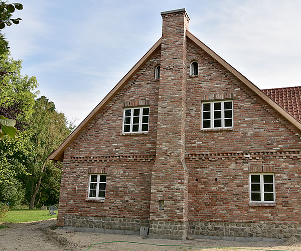 Giebelansicht mit Außenschornstein - Englische Cottages aus Celle - Bauunternehmen Alan Berry