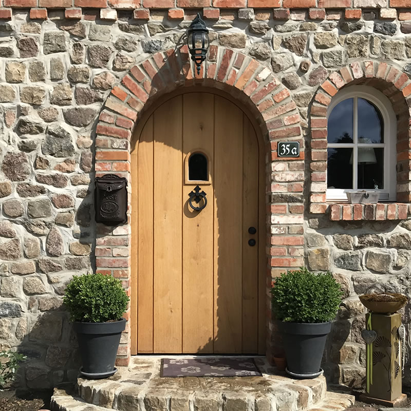 Haustür englisches Cottage von Außen - Englische Cottages aus Celle - Bauunternehmen Alan Berry