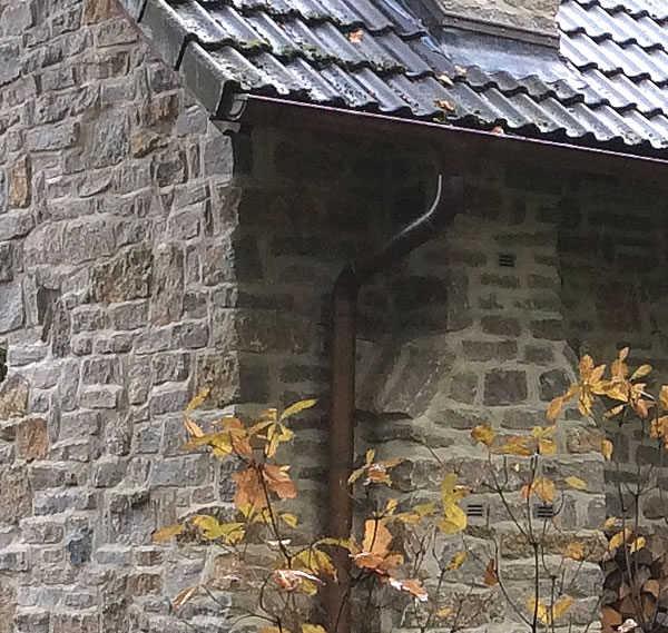 Detailansicht Fassade mit Außenschornstein - Englische Cottages aus Celle - Bauunternehmen Alan Berry