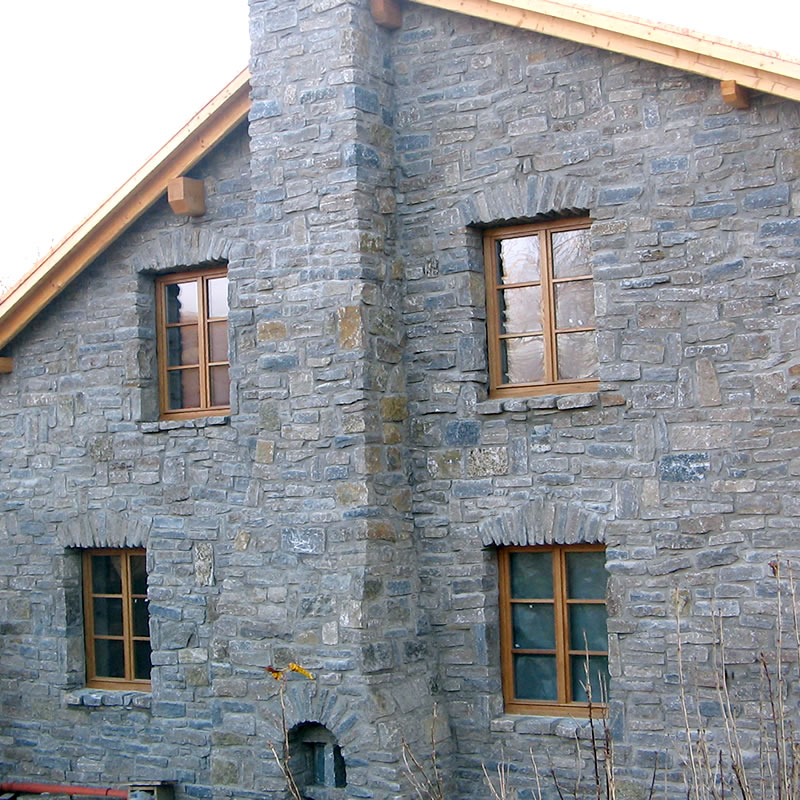 Gedämmte Fassade mit Außenschornstein - Englische Cottages aus Celle - Bauunternehmen Alan Berry