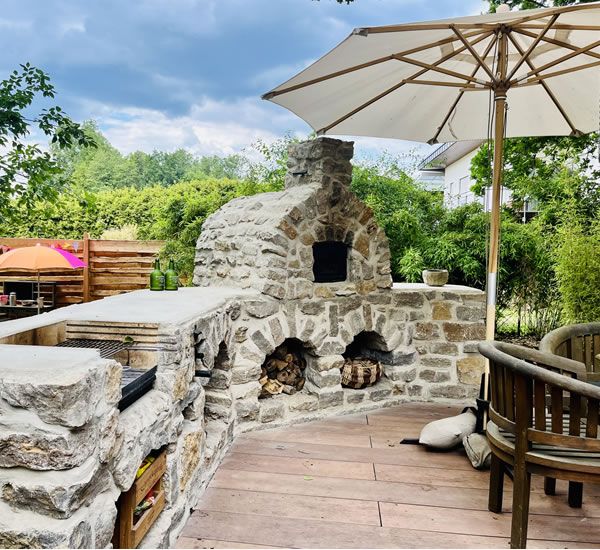 Outdoorküche aus Natursteinen - Englische Cottages aus Celle - Bauunternehmen Alan Berry